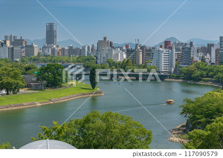 廣島市的河邊風景:在主河上享受水上計程車和SUP的人們 廣島市的河邊風景:在主河上享受水上計程車和SUP的人們 117090579