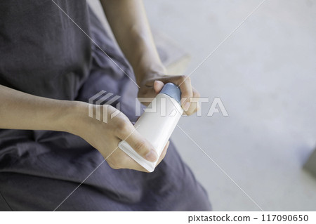 在公園使用防曬乳的女人 117090650