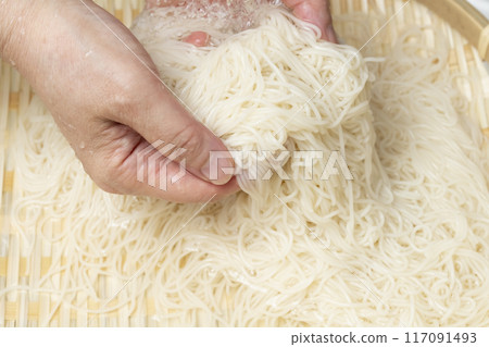 素面 將素面浸泡在濾鍋中的水中 117091493