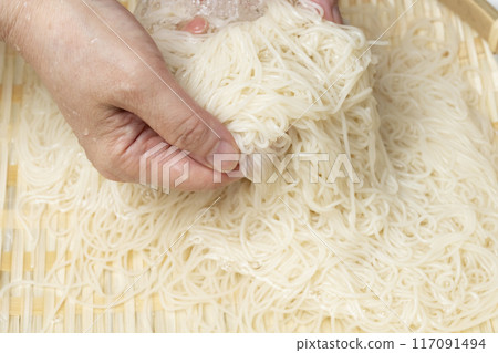 素面 將素面浸泡在濾鍋中的水中 117091494