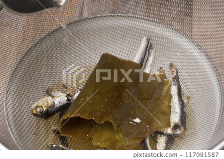 Making soup stock Dried sardines, kelp, soup stock 117091587