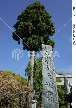 鳥居與樹木風景_太宰府天滿宮 鳥居與樹木風景_太宰府天滿宮 117092095