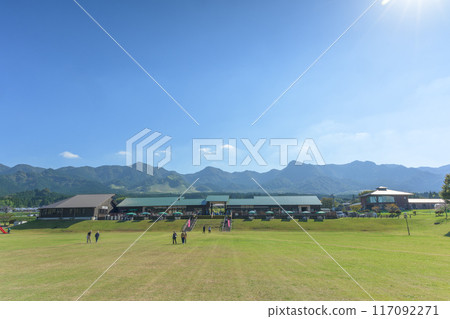 以阿蘇山為背景的道之休息站和廣場風景「南阿蘇道之休息站阿比之裡久木野」 117092271