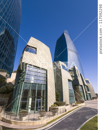 巴庫火焰塔在阿塞拜疆巴庫的藍天上閃閃發光 117092298