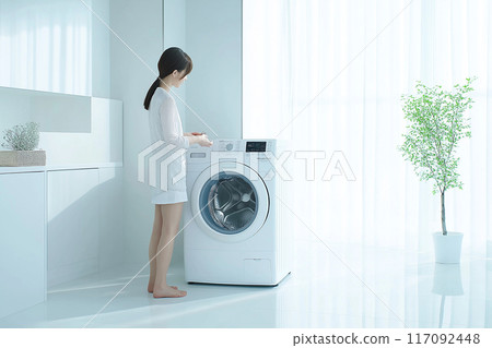 洗衣房形象年輕女子 117092448
