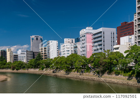 廣島市的河邊風景、從和平橋東端看到的和平紀念公園對面的風景 117092501