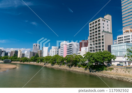 廣島市的河邊風景、從和平橋東端看到的和平紀念公園對面的風景 廣島市的河邊風景、從和平橋東端看到的和平紀念公園對面的風景 117092502