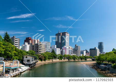 廣島市的河邊風景、從本安橋看到的和平紀念公園對岸的風景 117092503