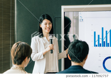 一位女士正在做演示 117092737