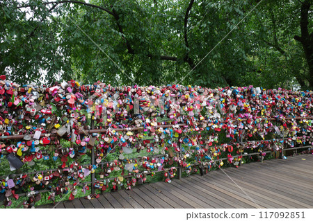 Love padlocks at the top of Namsan Park Love padlocks at the top of Namsan Park 117092851