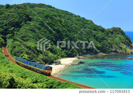[Shimane Prefecture] Orii Coast and the Super Matsukaze Express on a clear day 117093853
