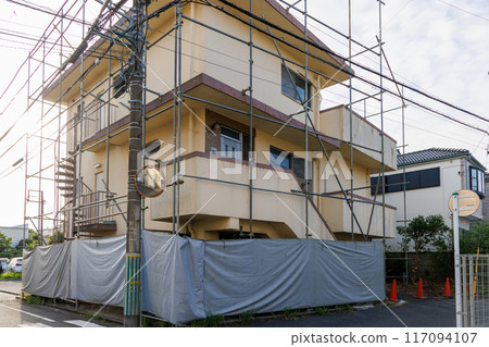 一棟有鷹架的三層房屋待拆除 117094107