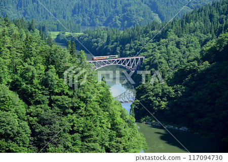 只見線列車行駛在只見川一號橋上 只見線列車行駛在只見川一號橋上 117094730