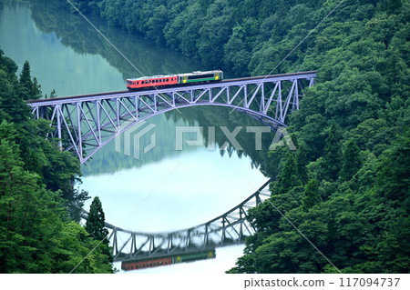 只見線列車行駛在只見川一號橋上 117094737