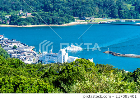 岡山縣瀨戶內市,夏季,從牛窗橄欖園看到進入牛窗港的前島丸 岡山縣瀨戶內市,夏季,從牛窗橄欖園看到進入牛窗港的前島丸 117095401