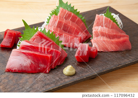 什錦金槍魚生魚片 117096432