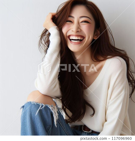 一個穿著休閒服坐著的女人，臉上掛著無憂無慮的微笑 117096960
