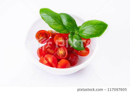 櫻桃番茄和羅勒切成兩半 櫻桃番茄和羅勒切成兩半 117097605