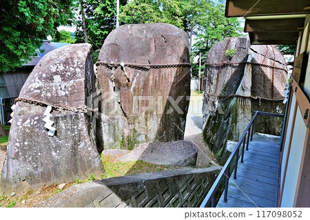 The giant stone of Mitsuishi Shrine 117098052