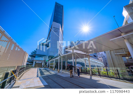 日本橫濱城市景觀：從濱鐵道步行街欣賞 JR 橫濱塔和橫濱站西口廣場屋頂 117098443