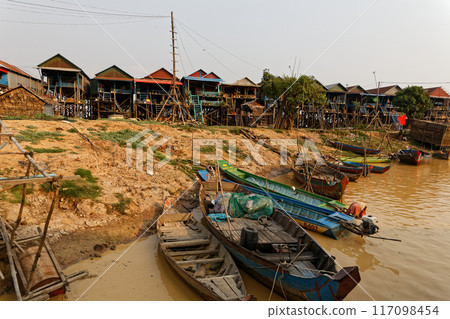 Tonle Sap湖水村莊在柬埔寨 117098454