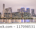 夕陽照耀下的高樓公寓大樓 117098531