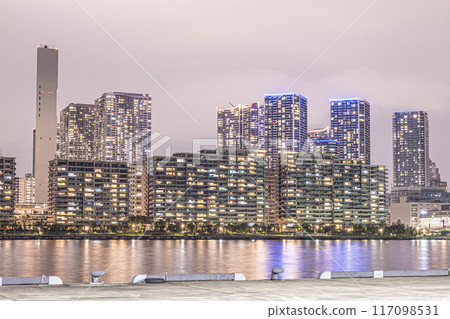 夕陽照耀下的高樓公寓大樓 夕陽照耀下的高樓公寓大樓 117098531