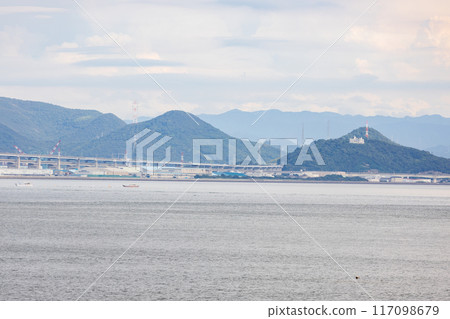 從海上看到的瀨戶內海瀨戶大橋四國一側的景色 117098679