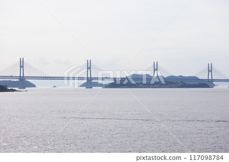 從海上看瀨戶內海的瀨戶大橋 從海上看瀨戶內海的瀨戶大橋 117098784