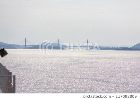 從海上看瀨戶內海的瀨戶大橋 從海上看瀨戶內海的瀨戶大橋 117098809