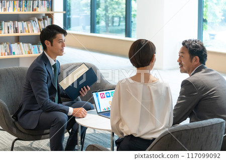 商務人士開會(銷售、會議、會議) 商務人士開會(銷售、會議、會議) 117099092