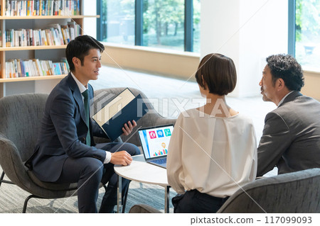 Business person having a meeting (sales, meeting, meeting) 117099093