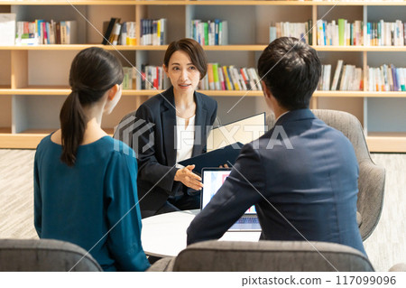 Business person having a meeting (sales, meeting, meeting) Business person having a meeting (sales, meeting, meeting) 117099096