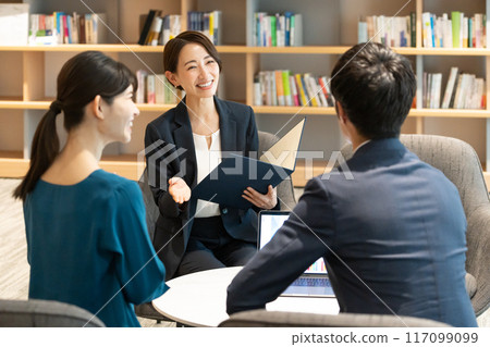 商務人士開會（銷售、會議、會議） 117099099