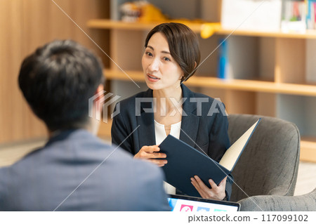 Business person having a meeting (sales, meeting, meeting) Business person having a meeting (sales, meeting, meeting) 117099102