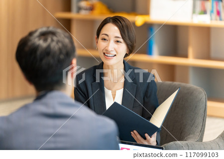 商務人士開會（銷售、會議、會議） 117099103