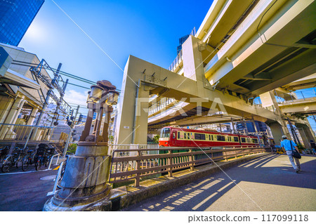 日本橫濱城市景觀,俯瞰進入橫濱站的京急列車。左上為JR橫濱塔=2020年8月4日 日本橫濱城市景觀,俯瞰進入橫濱站的京急列車。左上為JR橫濱塔=2020年8月4日 117099118