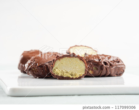 Chocolate coconut praline icecream bars with pistachio butter 117099306