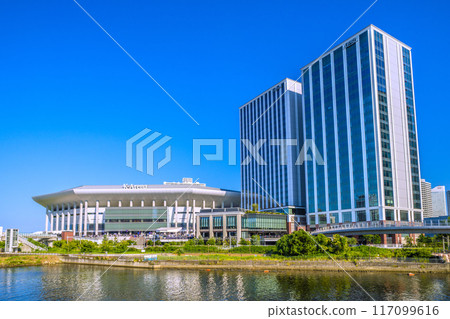 日本橫濱市容 繁華的港口未來 K Arena、橫濱希爾頓酒店等景觀 = 2020 年 8 月 4 日 117099616