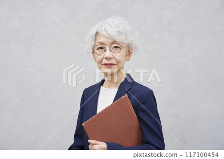 看著相機的高級女商人的肖像 117100454