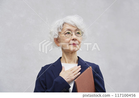 一位手放在胸前的高級女商人的肖像 117100456