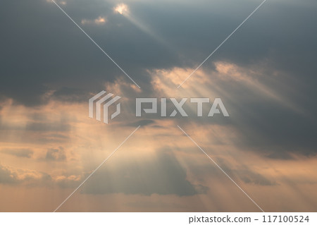 光線從雲層的縫隙中傾瀉而出（光線影像） 117100524