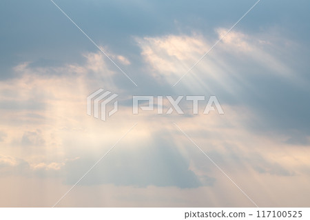 光線從雲層的縫隙中傾瀉而出(光線影像) 光線從雲層的縫隙中傾瀉而出(光線影像) 117100525