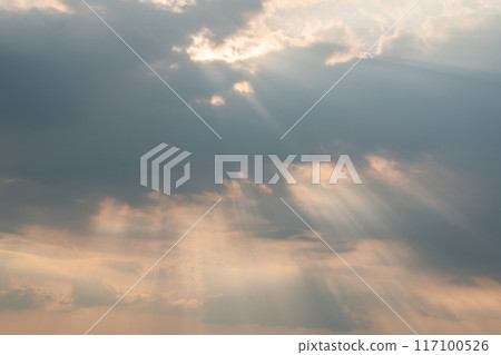 Rays of light shining through gaps in the clouds (light image) 117100526