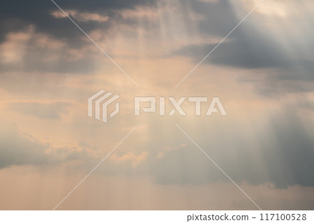 Rays of light shining through gaps in the clouds (light image) 117100528