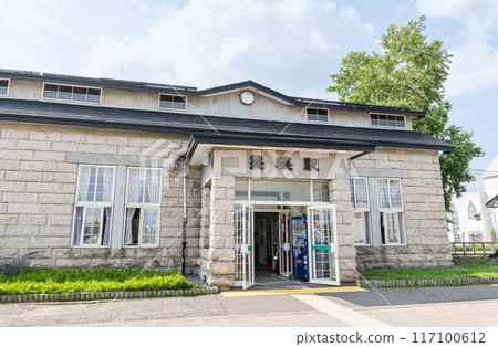 北海道美瑛鎮，熱門旅遊目的地，通往美瑛的門戶，JR美瑛站在陽光明媚的日子 117100612