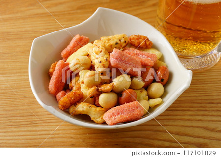 Mixed rice crackers and beer 117101029