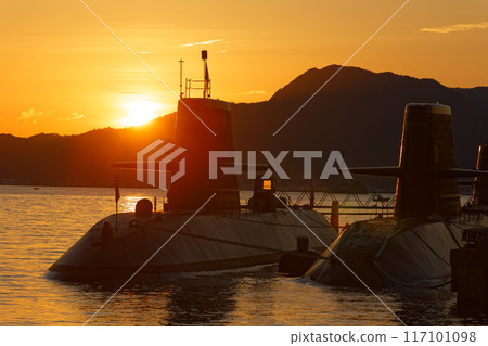 Sunset at Alley Karasukojima in Hiroshima Prefecture 117101098