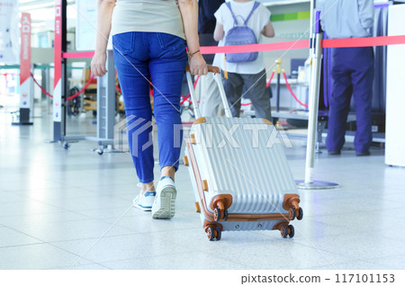 在機場提著手提箱的女人 117101153