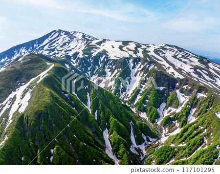 殘雪的鳥海山（秋田縣） 117101295